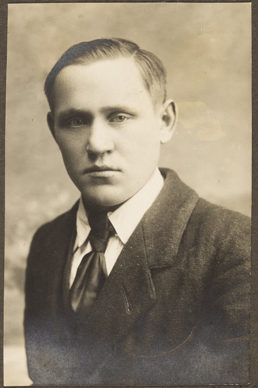 portreefoto, reamees August Tagumäe.