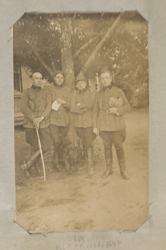 foto, Eesti 1. Jalaväediviisi ohvitserid staabi veranda trepil.