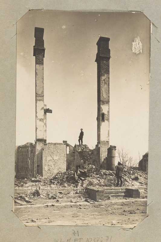 foto, sõjas purustatud hoone Narvas.