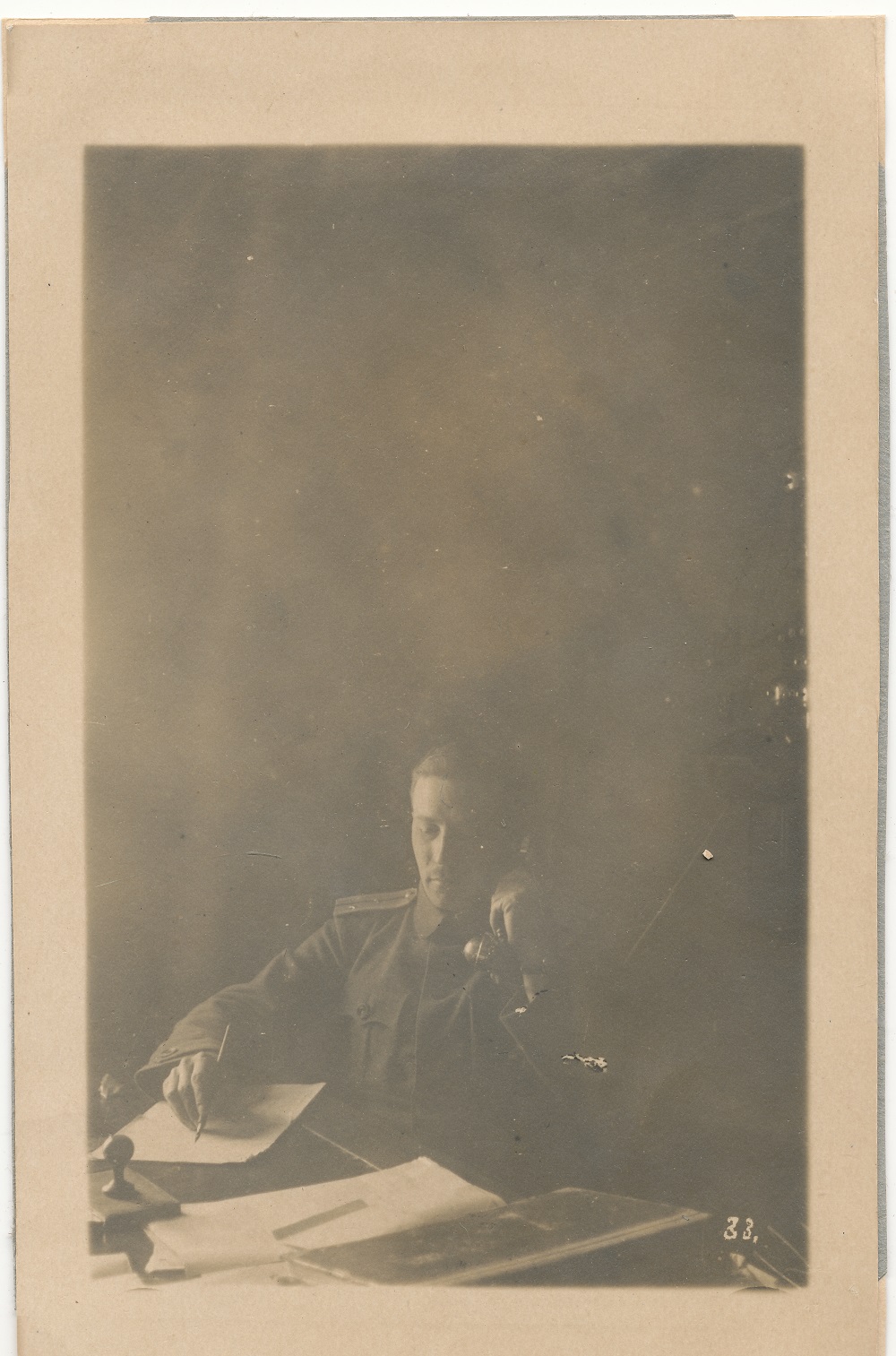 foto, Hans Tuksam töölaua taga.