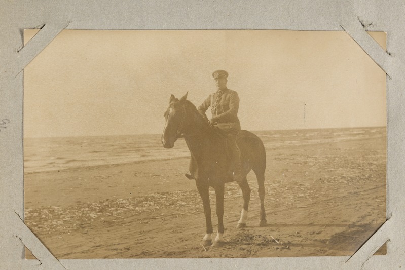 foto, Hans Tuksam hobuse seljas.