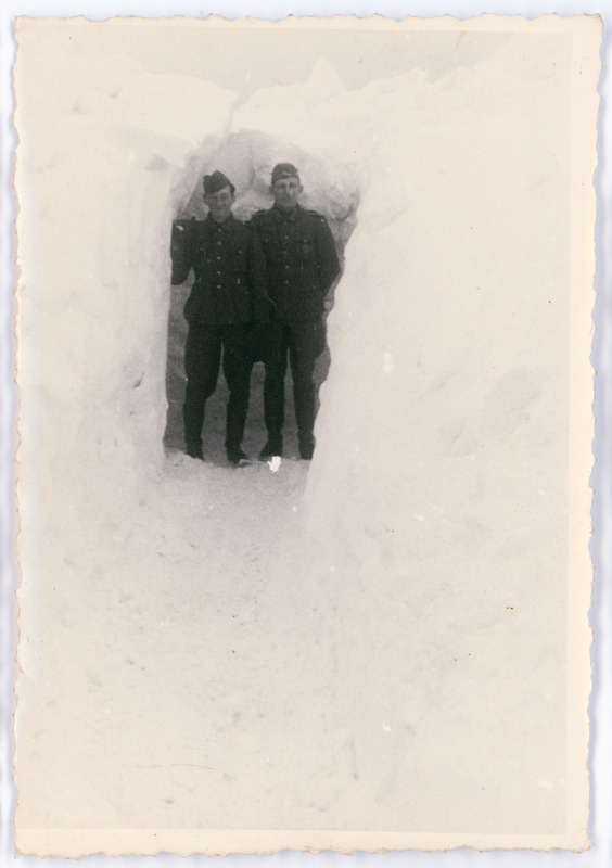 Saksa sõdurid lumises kaevandis