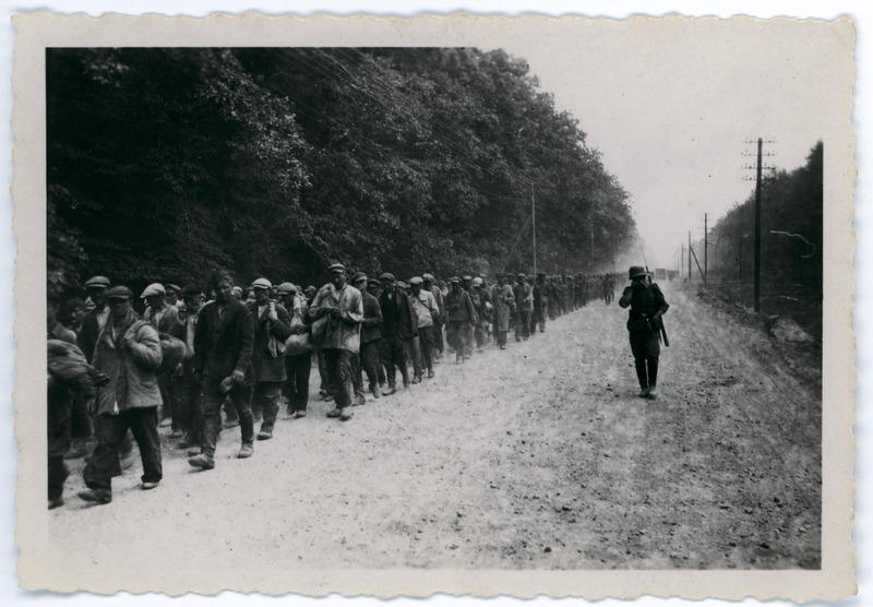 Sõjavangid teel, Saksa sõdurid neid valvamas