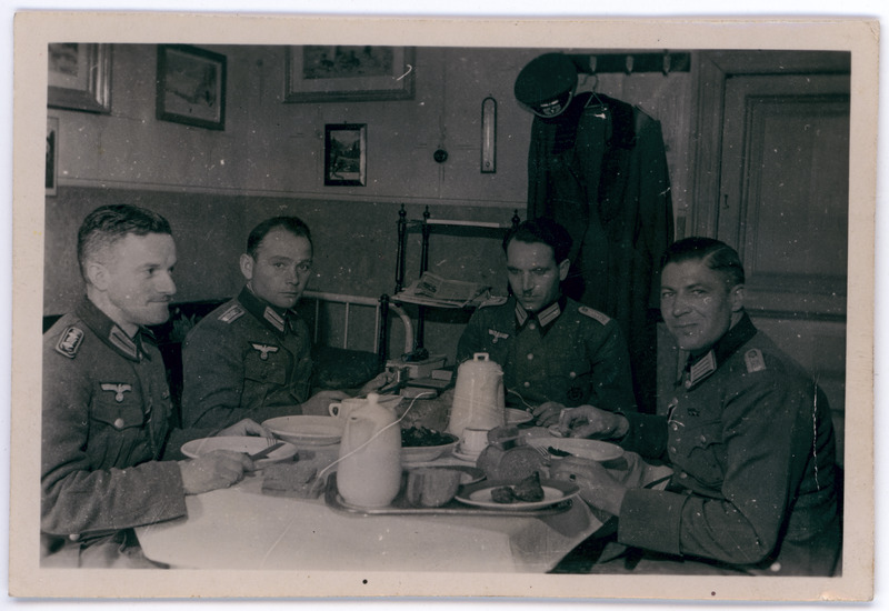 Saksa sõdurid söögilaua ümber