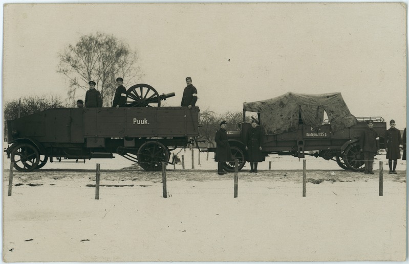 Soomustatud veoauto Puuk, kastis 57 mm M1892 kaponiirkahur. Veoauto slepis 76 mm M1902 suurtükk Wemmal