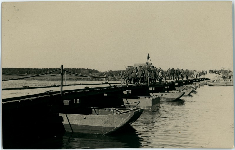 Suurtüki patarei ületamas pontoonsilda (Voldi manöövrid?)