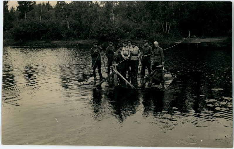Grupp sõdureid parvel