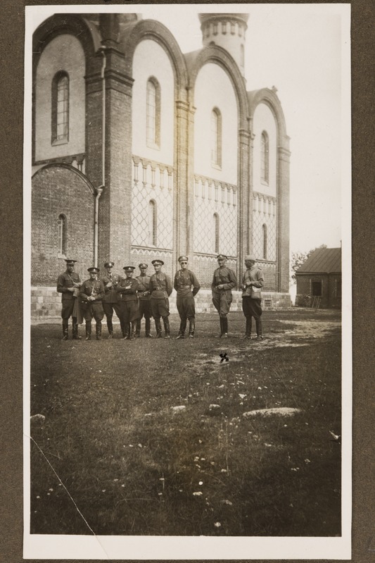 Eesti ohvitserid Kuremäe kloostri juures