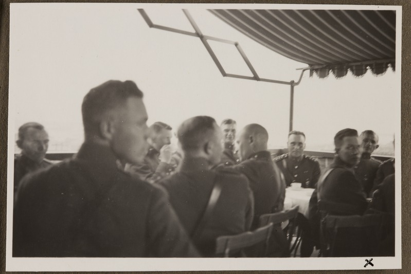 Eesti sõjaväelased Soomes hotell "Torni" rõdul