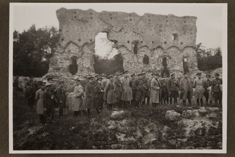 Ohvitserid Viljandi lossi varemeid inspekteerimas