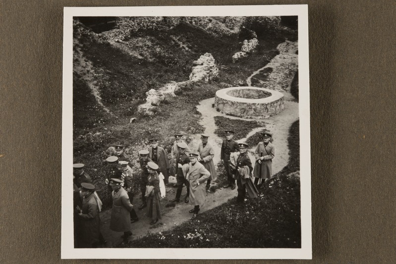 Ohvitserid Viljandi lossi kaevu juures