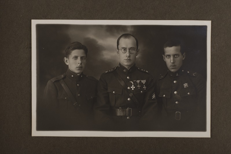 Georg Leets koos kahe sõjaväelasega