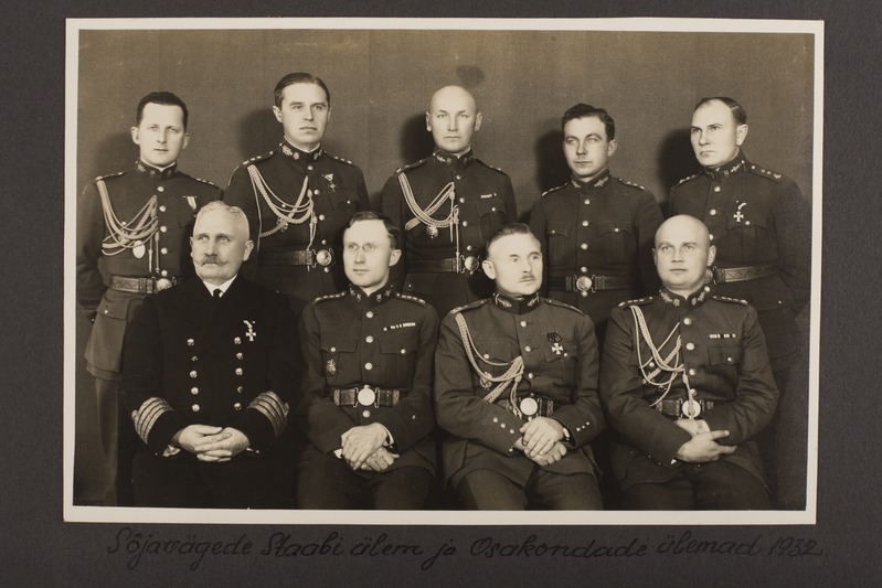 Kaitsevägede staabi ülem kindralmajor Juhan Tõrvand koos osakonnaülematega 1932. aasta detsembris. Istuvad vasakult: kolonel Jakob Prei (1873–1954), kolonel Juhan Järver (1886–1941), Juhan Tõrvand (1883–1942), kolonel August Traksmaa (1893–1942); seisavad: kolonelleitnant Herbert Raidna (1897–1942), kolonelleitnant Karl Laurits (1892–1941), major Elias Kasak, kolonelleitnant Oskar Plaks (1895– 1938), kolonelleitnant Mart Tuisk (1889–1942). Grupifoto