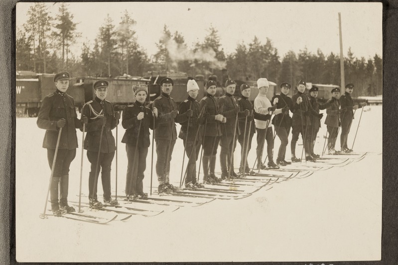 Vabadussõjalased suuskadel, taustal soomusrong, 1919