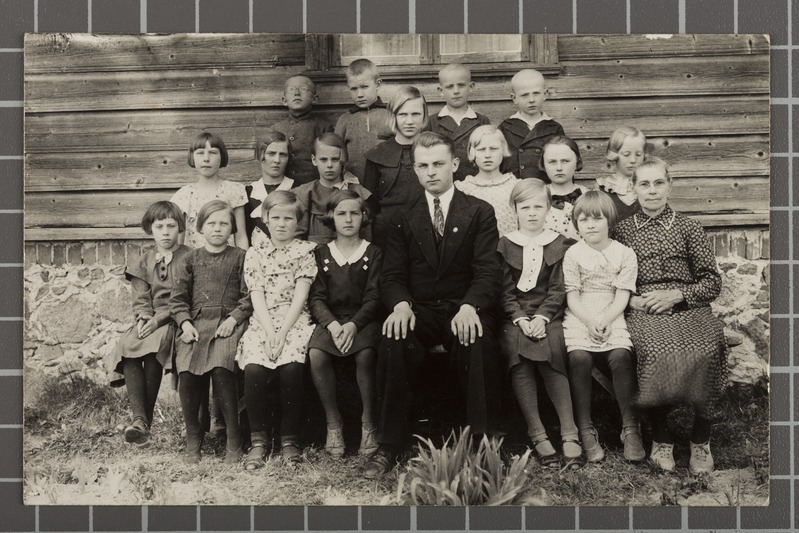 Theodor Kõlu Kassinurme algkooli õpilastega