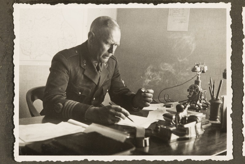 Kirjutuslaua taga suitsetav Kuperjanovi üksik-jalaväepataljoni kapten