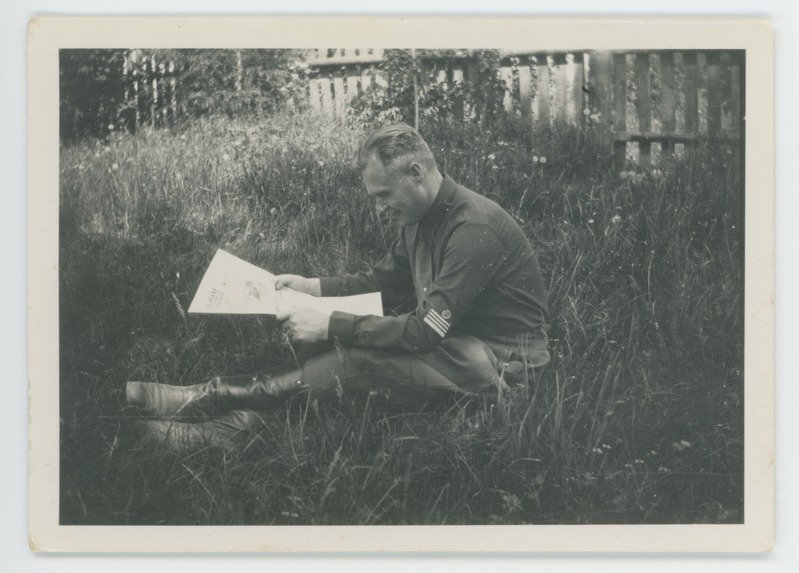 Kolonel August Kasekamp loeb lehte