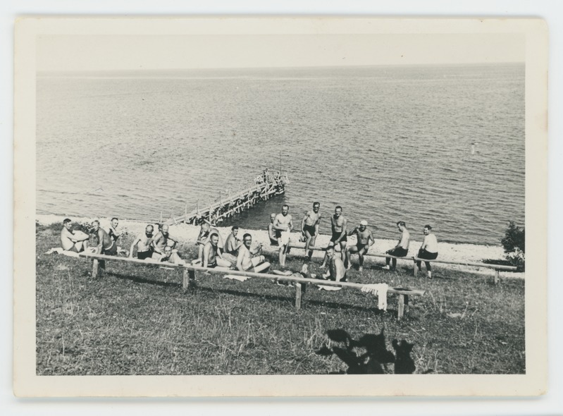 Eesti sõjaväelased rannas päevitamas