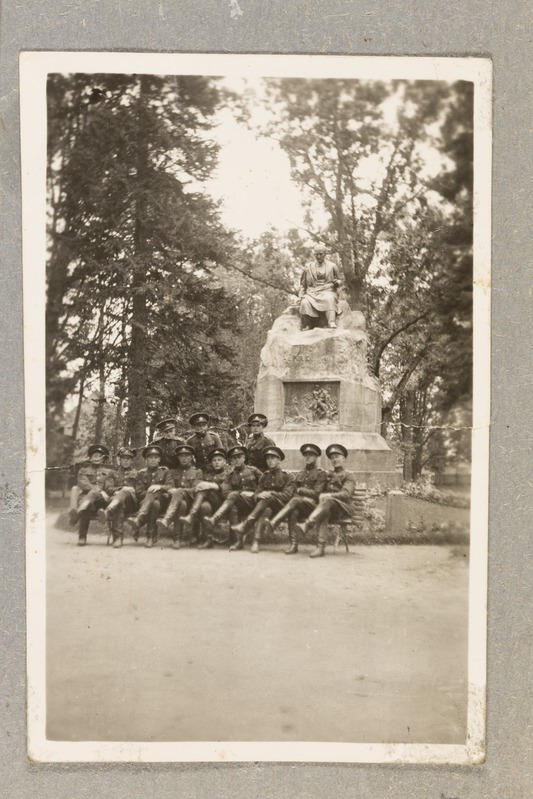 Lennukooli õpilased Võrus Kreutzwaldi monumendi juures