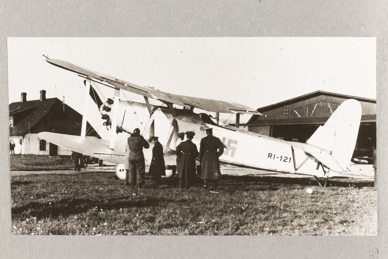 Lennuk RI-121 svastikaga