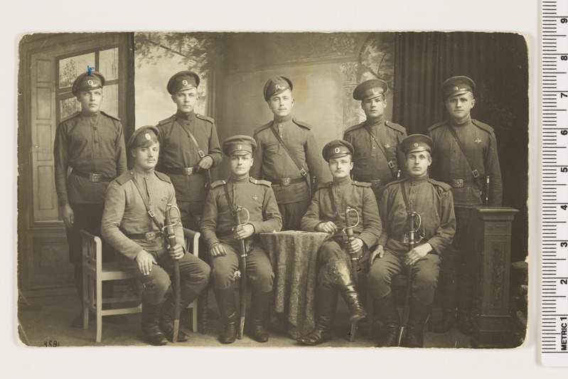 Leitnant Eduard-Aleksander Saar grupifotol Paides, 1915