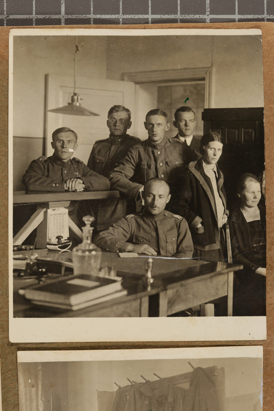 Sõjaväe lennukooli mundris õpilased laua taga