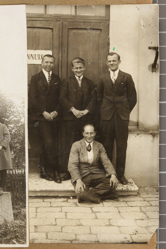 Mehed lennukooli ukse ees