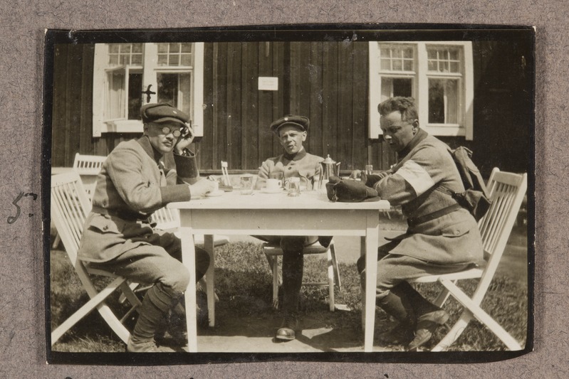 Kolm sõjaväelast laua taga