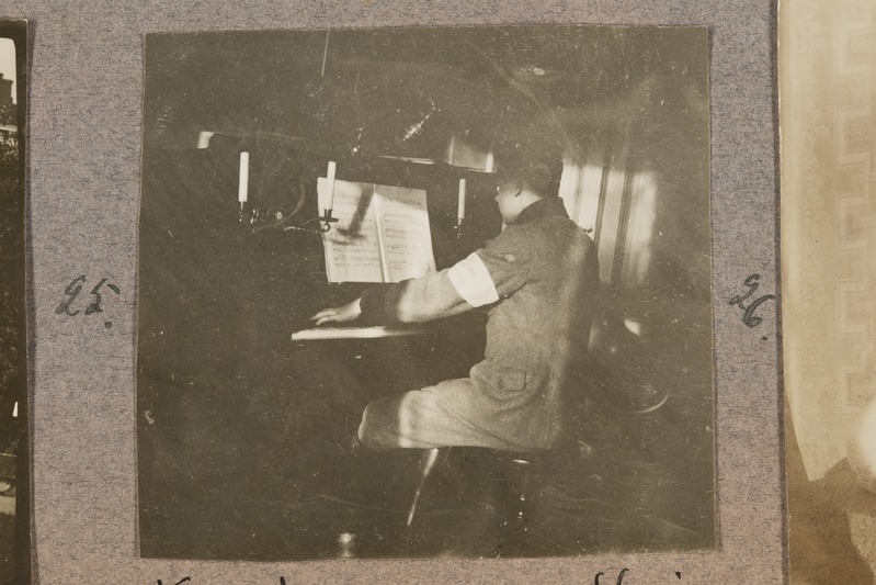 Sõjaväelane klaveril