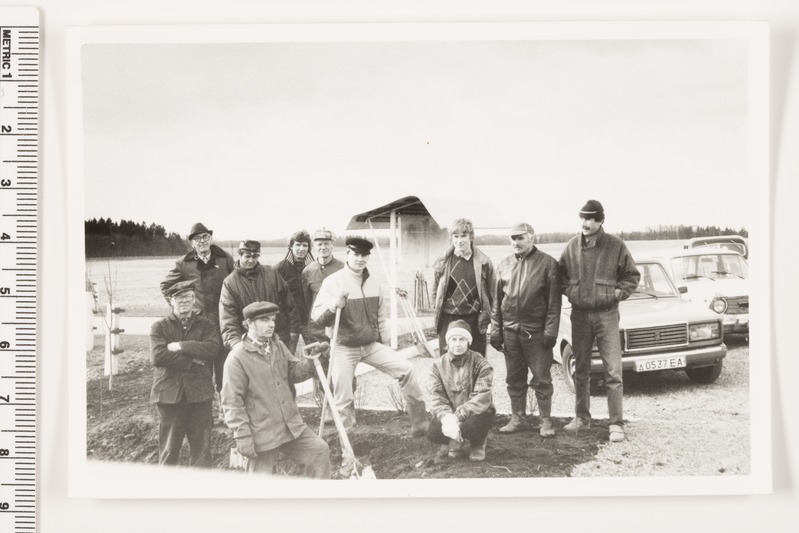 Viljandimaa Muinsuskaitse Ühenduse liikmed puid istutamas, 1991