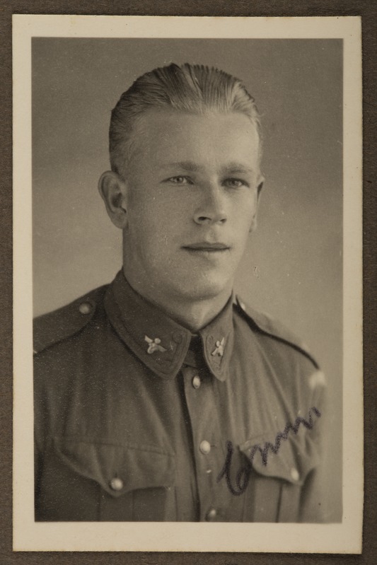 Auto-tanki rügemendi ajateenija Enno