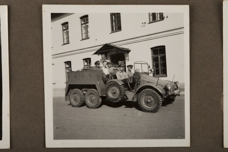 Auto-tanki rügemendi ajateenijad sõidukil
