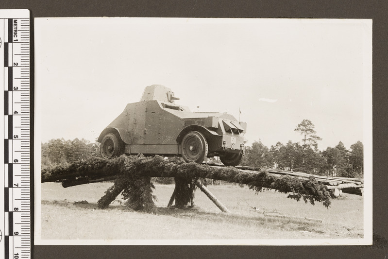 Soomusauto Arsenal Crossley 150 balansseerib liikuval sillal