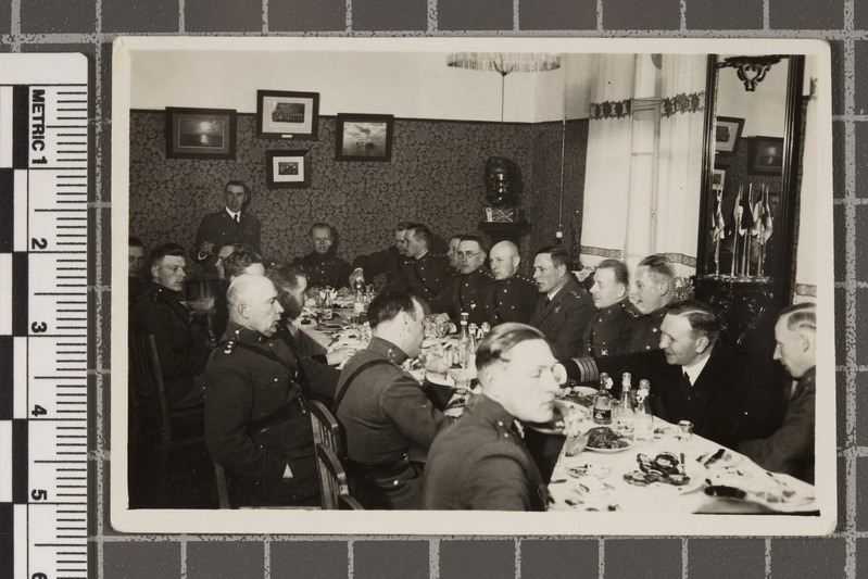 Eesti kaitseväelased söögilauas