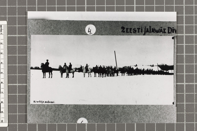12. välipatarei Lõunarindel. Ees alamkapten Richard Lessel.