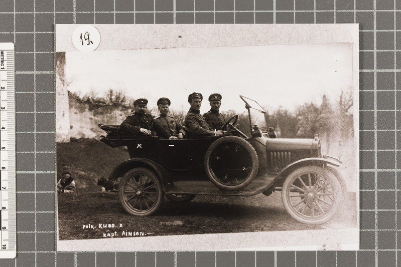 Polkovnik Eduard Kubbo ja kapten Ainson 2. diviisi autoga