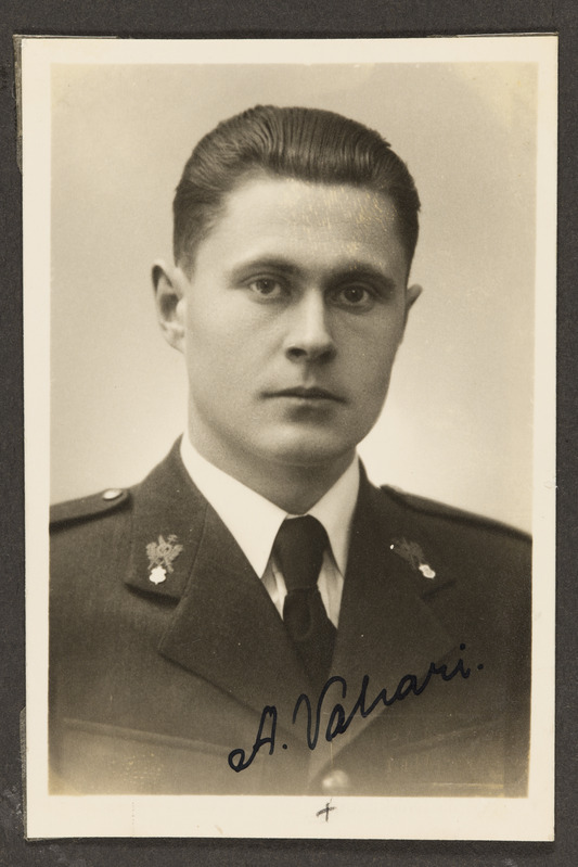 Sõjaväe Tehnikakooli 2. kursuse pürotehnikaklassi õpilane lipnik Aleksander Vahari