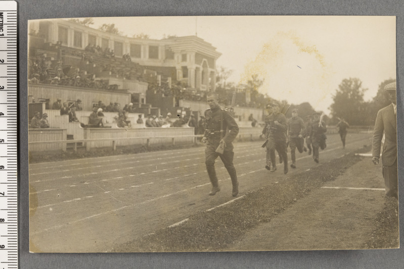 Kaitseväelased jooksmas