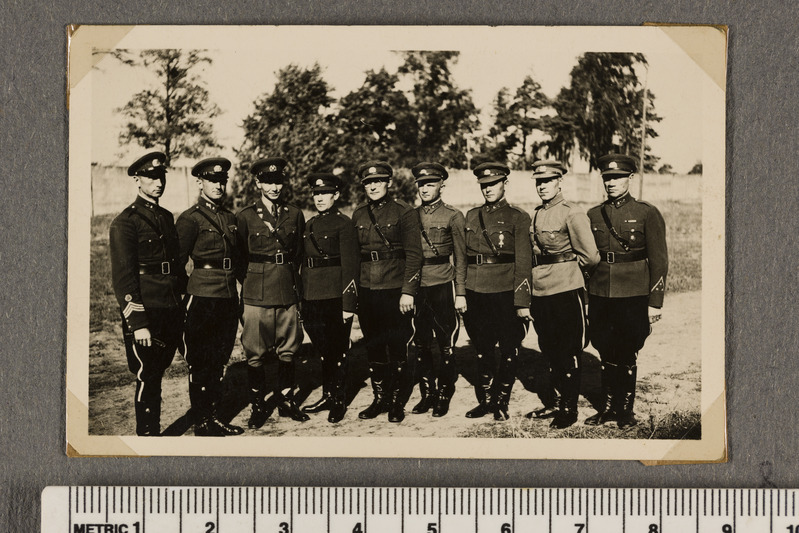 August Jansikene ohvitseridega