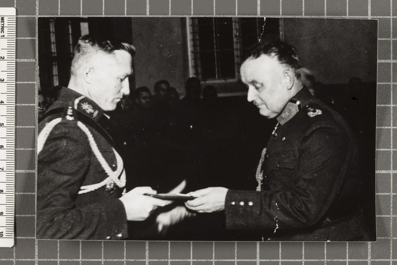 Kindral Laidoner õnnitleb August Kasekampi