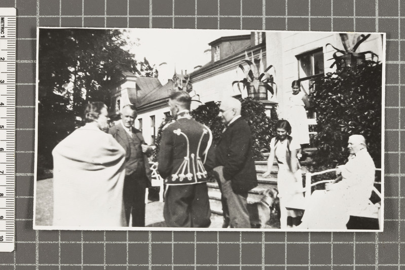 Seltskond Viimsi mõisa hoone ees