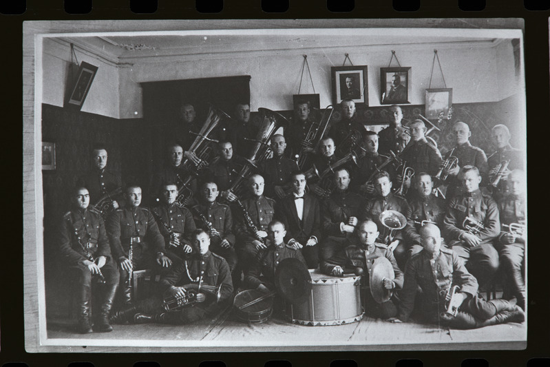 Sõjakooli orkester umbes aastal 1925. Keskel erariides orkestrijuht helilooja Evald Aav.