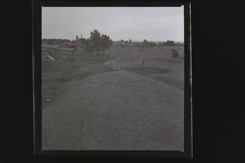 Vaade Sõru patarei eesvallile põhjast 4. suurtükipositsioonilt, 1988