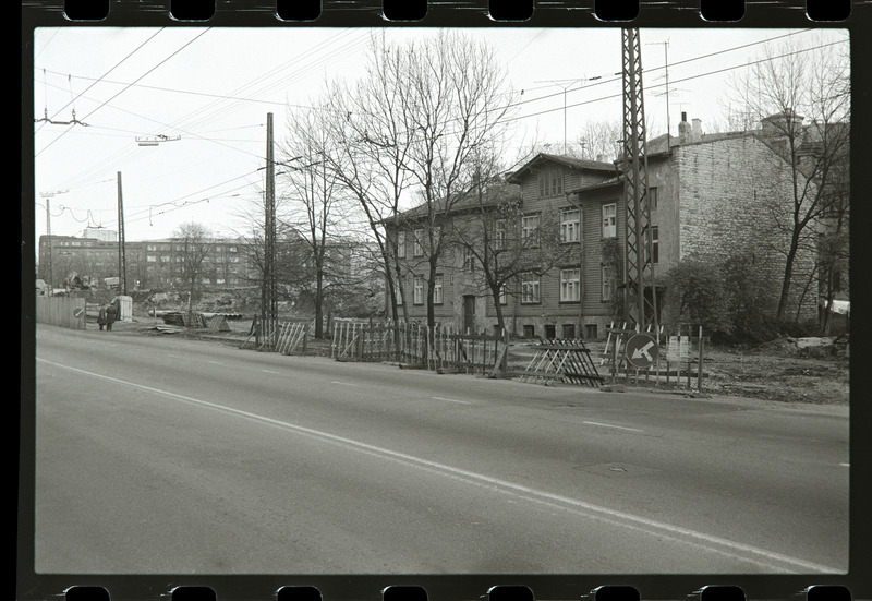 Elamu Männiku viadukti otsa juures, 1985