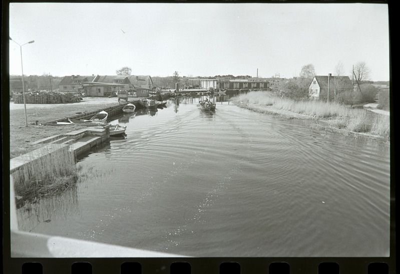 Paat tuleb kalaga Nasva sadamasse, vaade sillalt, 18.05.1988