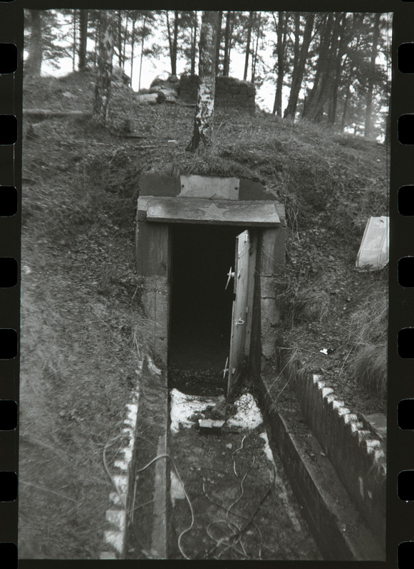 Tahkuna 180mm rannapatarei radarijaama (1990) laohoone, 1995