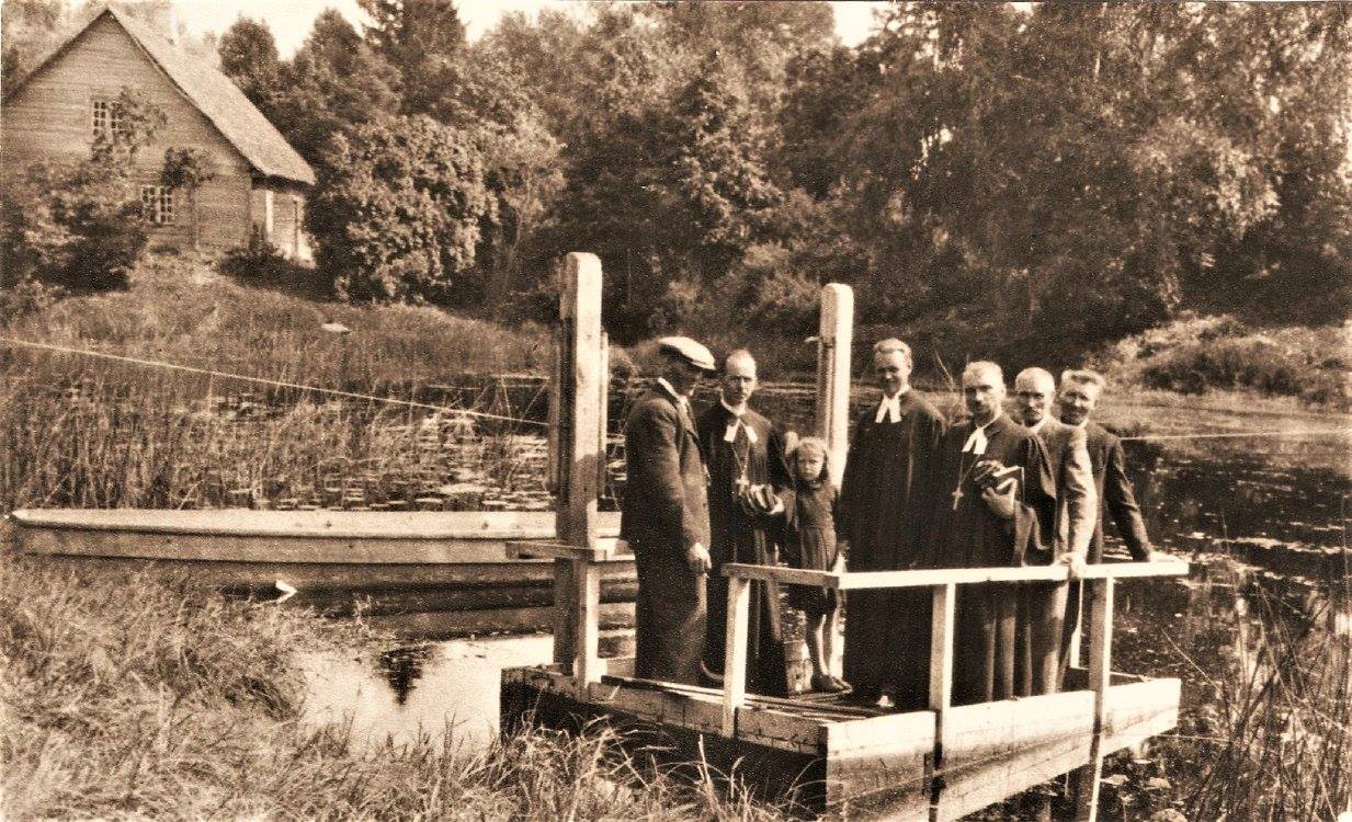 Vigala kogudus tähistas 11. augustil 1946. aastal  Vigala kiriku 100 aastast mälestuspäeva, kus teenisid piiskopi asetäitja August Pähn, nüüd juba koguduse endine austatud õpetaja, assessor praost  Ferdinand Jürgenson ning vastne aseõpetaja Agu Põld. Paremalt esimene harjasjuustega mees on Vigala taluperemees Jaan Selirand, tuntud arheoloogi Jüri Seliranna isa ja  tänase telerežissööri  Elo Seliranna  vana-vanaisa. Järgmine on Kivi-Vigala vesiveski omanik Hans Jürgens, tollal koguduse laekur. Kolmas on Vigala koguduse pastor 1927. aastast – Ferdinand Jürgenson. Neljandaks on Tartu Ülikooli kuraatori professor  Peeter Põllu poeg Agu Põld, haruldaselt südamlik ja Vigala rahva poolt armastatud  inimene, kes teenis pastorina Vigala kogudust aastatel 1946-1953.