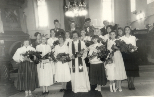 Iisaku koguduse leerilapsed 1991.