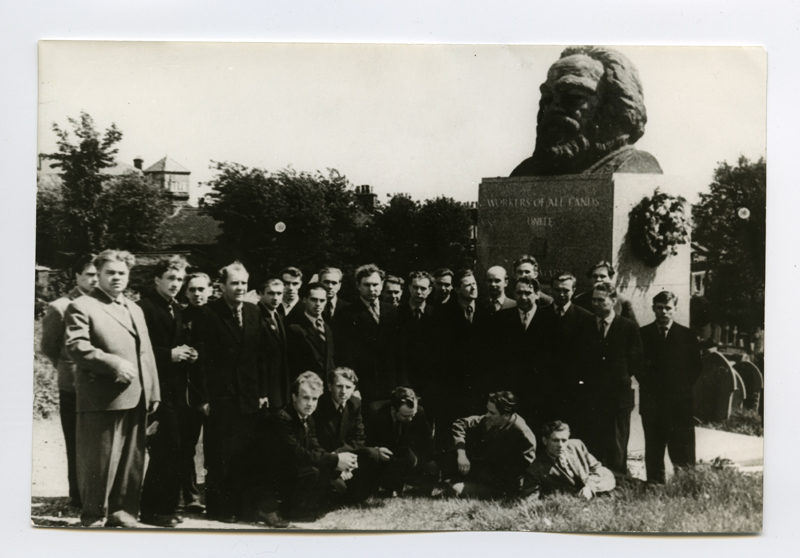 Kaubaaurik "Verhojansk" meeskond Karl Marxi haual.
Grupifoto, 1963