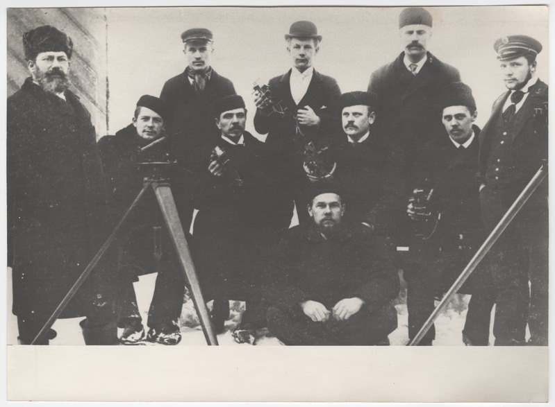 Grupp Paldiski Merekooli õpilasi koos koolijuhataja A.Feldhuhniga